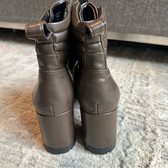 Aerosoles Esen Women size 9
Brown 3" Block Heel Lace-Up
Combat Boot Size NEW - Picture 5 of 11